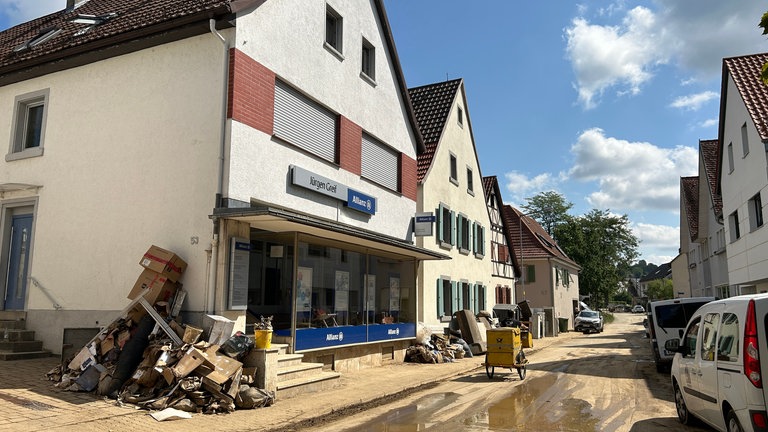 In Heidelsheim bei Bruchsal wird nach dem Hochwasser aufgeräumt.