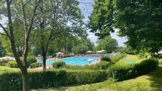 Ehrenamtliche Unterstützer stemmen den Betrieb im Freibad Wölfle in Wolfartsweier. 