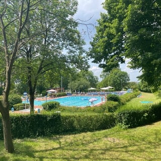 Ehrenamtliche Unterstützer stemmen den Betrieb im Freibad Wölfle in Wolfartsweier. 