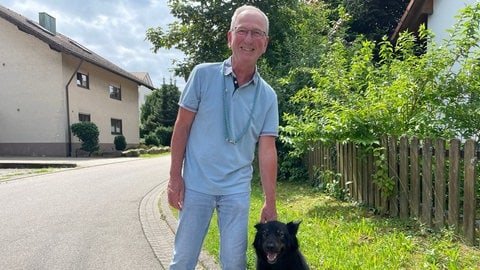 Martin König und seine Hündin Iona während einer Gassirunde in Straubenhardt.