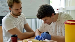 Zwei Medizinstudenten üben an einem Modell