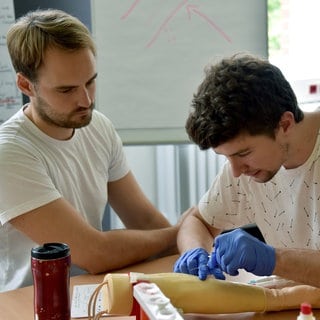 Zwei Medizinstudenten üben an einem Modell