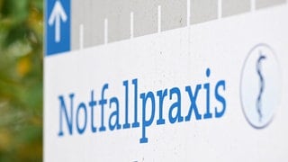 Ein Schild mit der Aufschrift "Notfallpraxis". (Symbolbild)