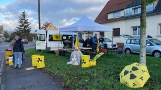 Atomgegner halten wegen des geplanten Castor-Transports eine Mahnwache in Philippsburg ab. 