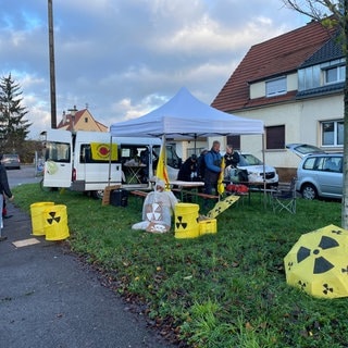 Atomgegner halten wegen des geplanten Castor-Transports eine Mahnwache in Philippsburg ab. 