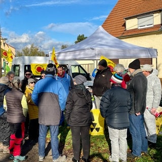 Protest gegen Castor-Transport: Atomkraftgegner haben sich in der Nähe des Atomkraftwerkes Philippsburg zu einer Mahnwache zusammengefunden.