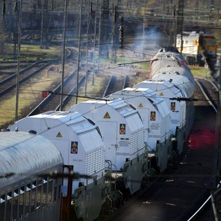 Atommüll wird in Castor-Behältern auf einem Zug nach Philippsburg transportiert.