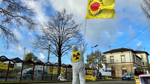 In Philippsburg haben Atomgegner eine Mahnwache gehalten.