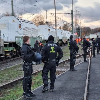 Ein Zug mit Atommüll in Castoren im Bahnhof Philippsburg