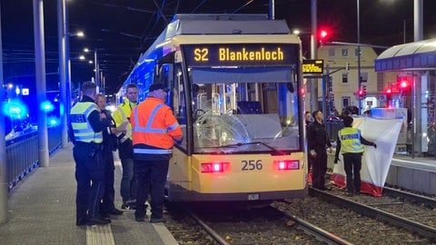 Am Mittwochabend ist an einer Haltestelle in Karlsruhe ein Fußgänger unter eine Straßenbahn geraten und wurde dabei tödlich verletzt 