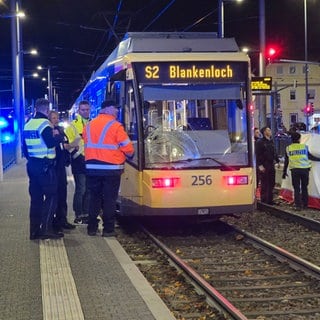 Am Mittwochabend ist an einer Haltestelle in Karlsruhe ein Fußgänger unter eine Straßenbahn geraten und wurde dabei tödlich verletzt 