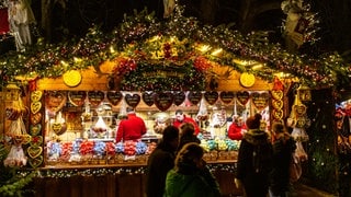 Die Weihnachtsmärkte öffnen: Auf dem Baden-Badener Christkindelsmarkt bietet eine Bude Leckereien