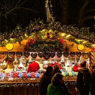 Die Weihnachtsmärkte öffnen: Auf dem Baden-Badener Christkindelsmarkt bietet eine Bude Leckereien