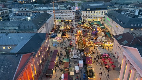 Auf dem Karlsruher Weihnachtsmarkt zahlen Besucherinnen und Besucher zwischen 3,50 Euro und fünf Euro für eine Bratwurst