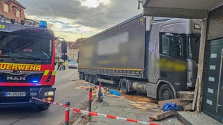 Ein Lkw ist bei einem Unfall in Knittlingen gegen eine Hauswand geprallt