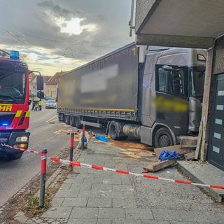 Ein Lkw ist bei einem Unfall in Knittlingen gegen eine Hauswand geprallt