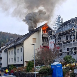 Brand in Mehrfamilienhaus in Bad Herrenalb (Kreis Calw)