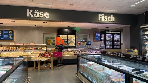 Am Supermarkt-Eingang in Waldbronn stehen pinke Körbe für Kontaktfreudige