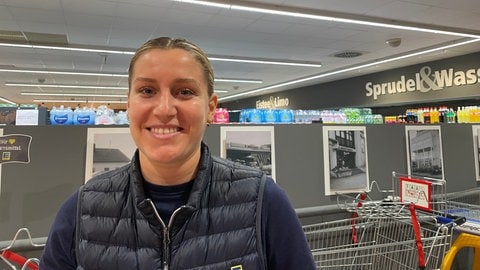 Alina Vökle leitet den Supermarkt in Waldbronn und hatte die Idee zu den pinken Körben