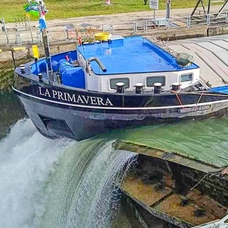 Ein Schiff auf dem Rhein bei Iffezheim ist gegen ein Schleusentor gefahren