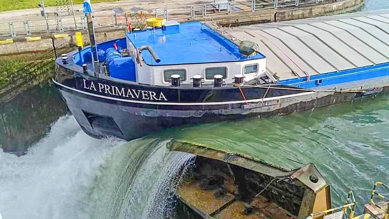 Ein Schiff auf dem Rhein bei Iffezheim ist gegen ein Schleusentor gefahren