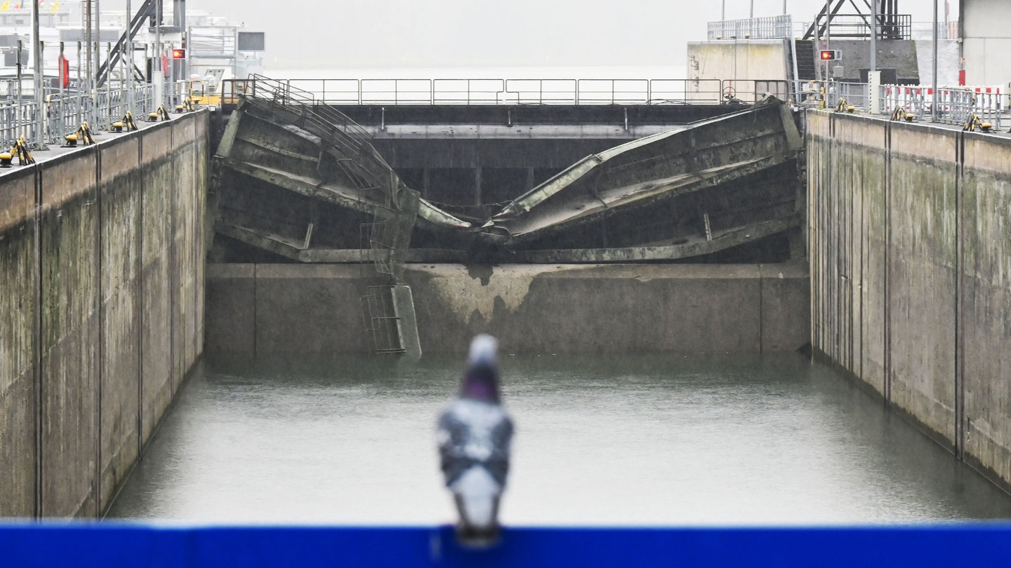 Blick in die Rheinschleuse Iffezheim mit einem defekten Schleusentor. Am 11.11.2023 hat ein Gütermotorschiff das Tor gerammt und dadurch zerstört.