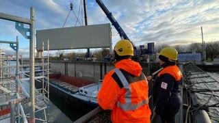 Schleuse Iffezheim: Nach dem Schifffsunfall auf dem Rhein vor einem Jahr wird das neue Schleusentor eingebaut. Damals ist ein Millionenschaden entstanden.