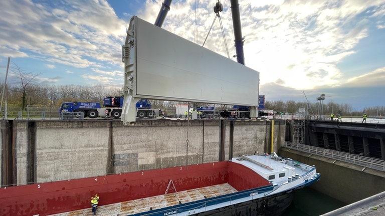 Schleuse Iffezheim: Nach dem Unfall vor einem Jahr bekommt die Schleuse Iffezheim nun ihr neues Tor.