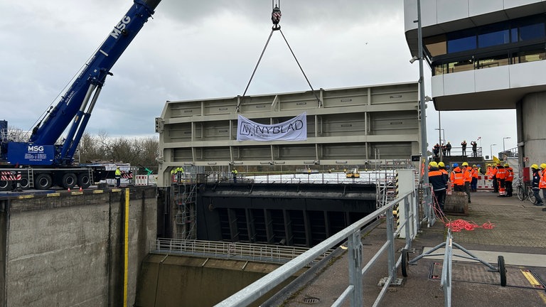 Rheinschleuse Iffenzheim: Das neue Tor wird von einem Spezialkran in die Schleuse eingesetzt.