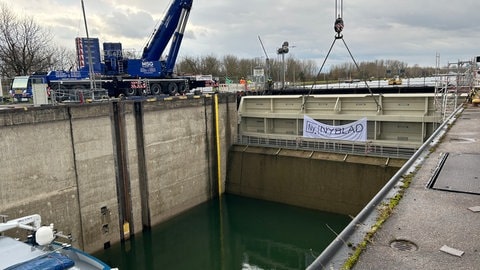 Rheinschleuse Iffenzheim: Das neue Tor ist in die Schleuse eingesetzt.