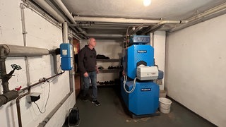 Ein Hausbesitzer in Karlsruhe überlegt, ob sich der Einbau einer Wärmepumpe lohnt.