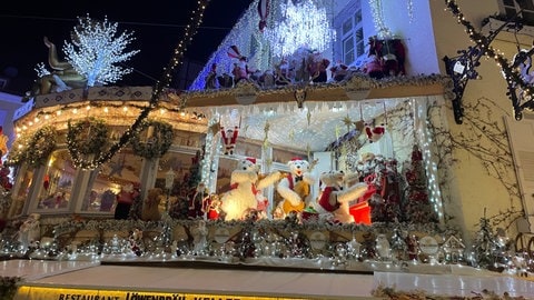 Strahlende Lichterketten und bunte Weihnachtsdekoration. In Baden-Baden sorgt die Weihnachtsdekoration eines Gastronomen für Gesprächsstoff.