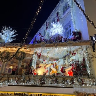 Strahlende Lichterketten und bunte Weihnachtsdekoration. In Baden-Baden sorgt die Weihnachtsdekoration eines Gastronomen für Gesprächsstoff.