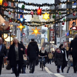 Das Weihnachts-Shopping in Karlsruhe hat begonnen. Für viele Händler ist das Weihnachtsgeschäft überlebenswichtig.