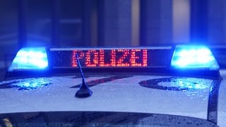 Blaulicht und in roter Schrift steht Polizei auf der Anzeige. In Pforzheim sind drei tote Jugendliche unter einem Aussichtsturm entdeckt worden.