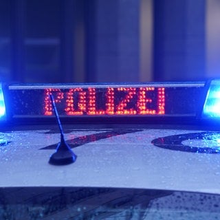 Blaulicht und in roter Schrift steht Polizei auf der Anzeige. In Pforzheim sind drei tote Jugendliche unter einem Aussichtsturm entdeckt worden.