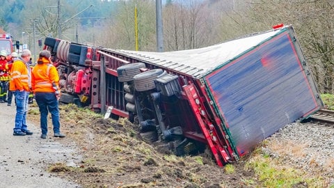 Ein Lkw ist an der S-Bahn-Linie zwischen Ettlingen und Bad Herrenalb im Albtal verunglückt