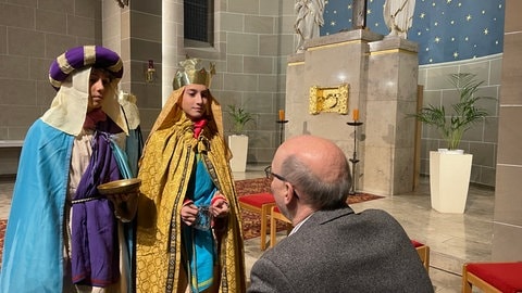 Die Sternensinger Lenny und Dylan proben mit Pfarrer Forneck die Gabenprozession im Petersdom