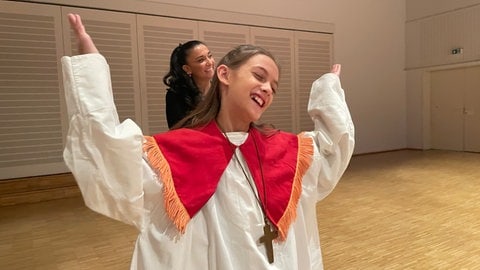 Nele Leicht aus Karlsdorf als Sternsinger verkleidet besucht den Papst