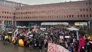 Demonstrierende bei der Demonstration der Abtreibungsbefürworter in Karlsruhe. 