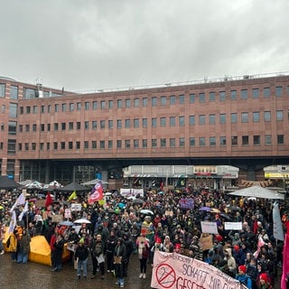 Demonstrierende bei der Demonstration der Abtreibungsbefürworter in Karlsruhe. 