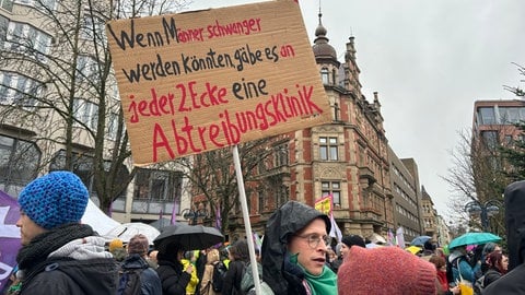 Ein Plakat bei der Demonstration für Abtreibungen in Karlsruhe. 