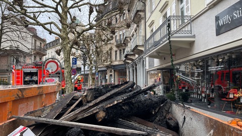 Verbranntes Holz in einem Container. Feuerwehr im Einsatz bei Brand in Baden-Baden