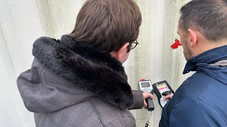 In Karlsruhe lernen Teilnehmende bei einem Workshop am JRC wie illegal transportiere radioaktive Stoffe identifiziert werden können.