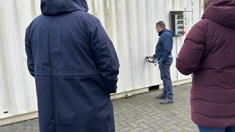 In Karlsruhe lernen Teilnehmende bei einem Workshop am JRC wie illegal transportiere radioaktive Stoffe identifiziert werden können.