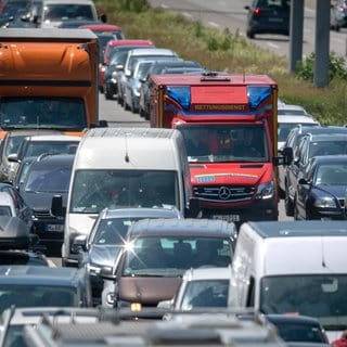 Unfall Symbolbild, Rettungswagen auf Autobahn