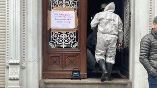 Brandermittler betreten das Gebäude in der Innenstadt von Baden-Baden.