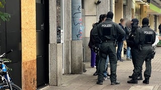 Drogenrazzia in der Amalienstraße in Karlsruhe. Polizisten bewachen den Einsatzort.