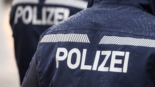 Polizisten bei einer Kontrolle. Die Polizei hat Wohnungen von mutmaßlichen Händlern von Drogen durchsucht.