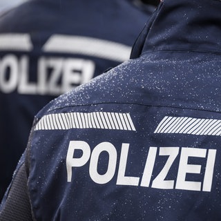 Polizisten bei einer Kontrolle. Die Polizei hat Wohnungen von mutmaßlichen Händlern von Drogen durchsucht.